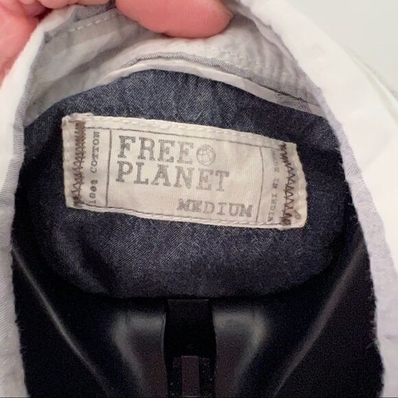 Free Planet Mens Medium Button Up Shirt with Gray & Blue Horizontal Stripes - Picture 4 of 7